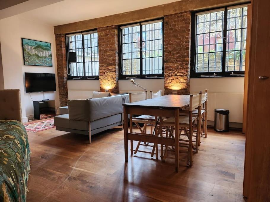 Charming Designer 1 Bed - Check Profile Apartment London