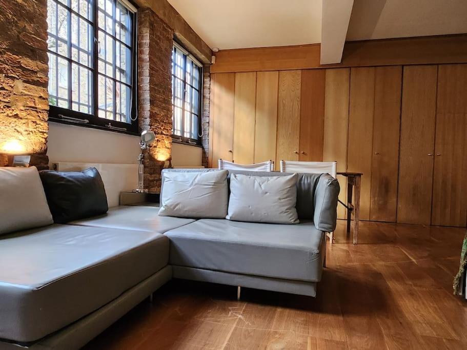Charming Designer 1 Bed - Check Profile London
