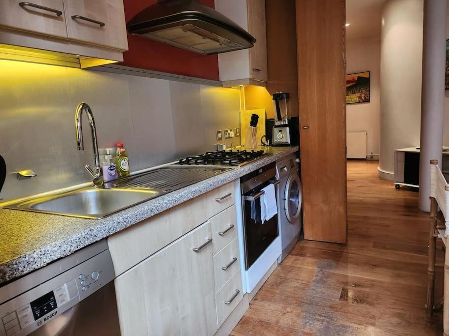 Charming Designer 1 Bed - Check Profile Apartment London
