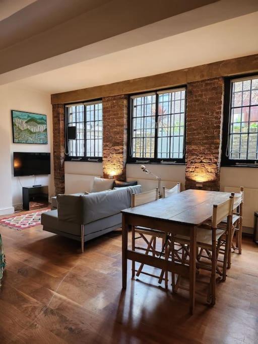 Charming Designer 1 Bed - Check Profile Apartment London