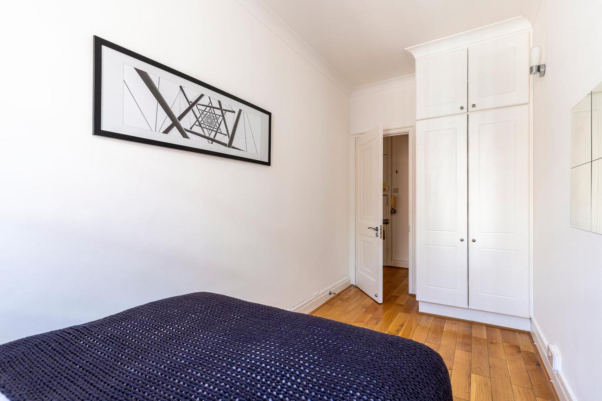 Modern 2 Bedroom Flat Near Queensway *