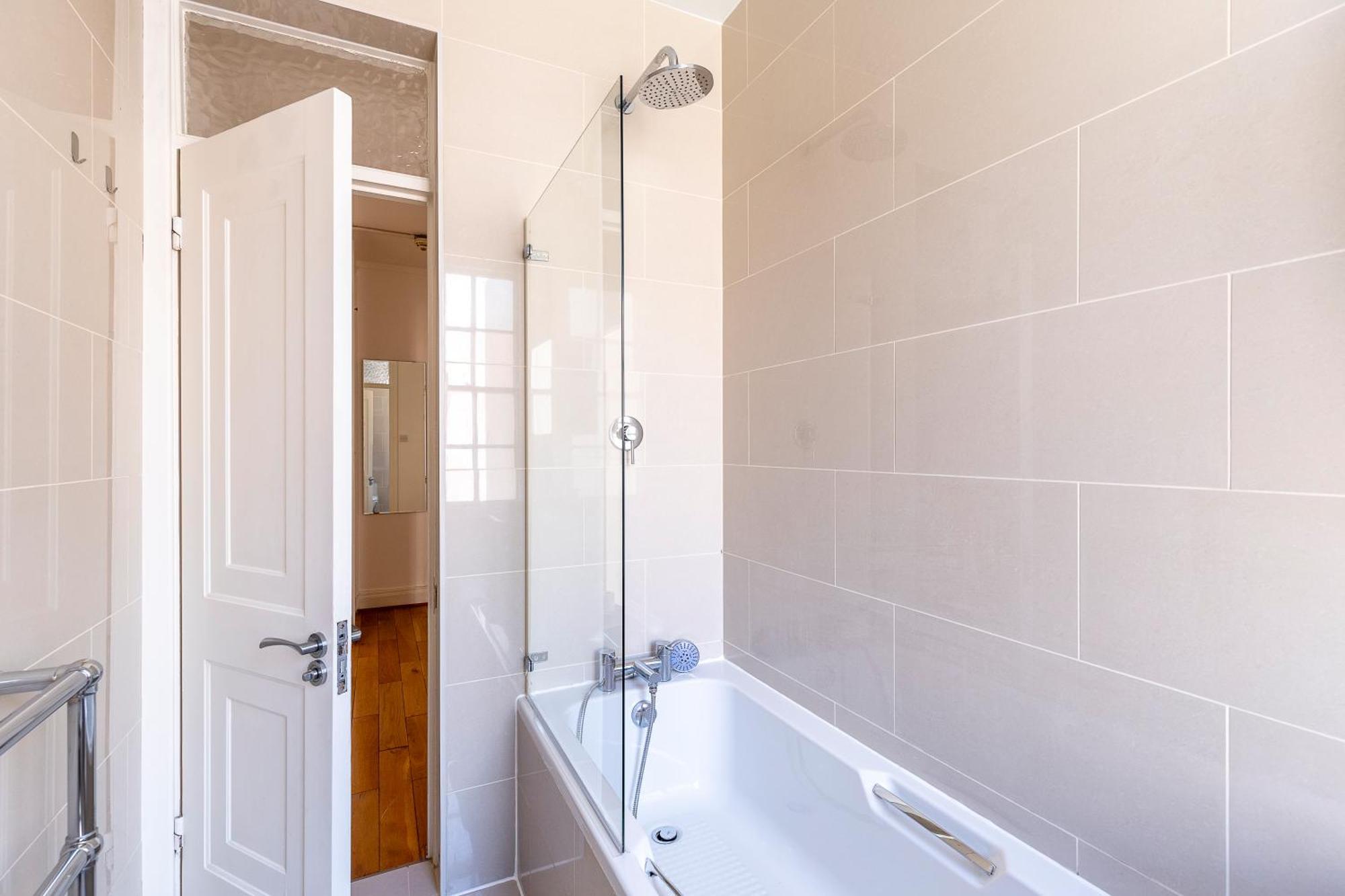 Modern 2 Bedroom Flat Near Queensway London
