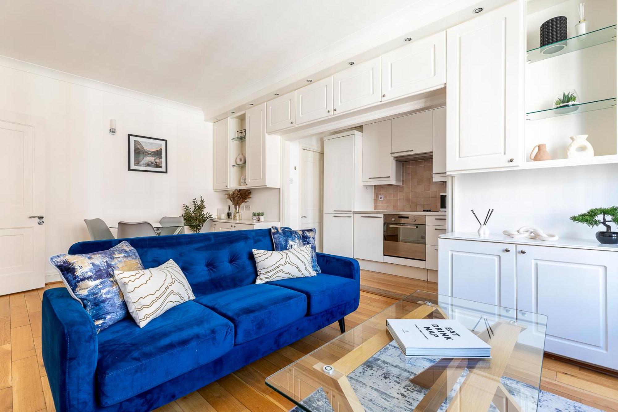 Modern 2 Bedroom Flat Near Queensway *