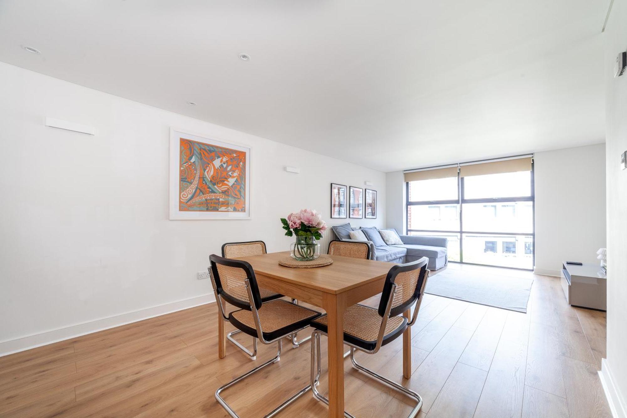 A Stylish Newly Refurbished Flat With Access