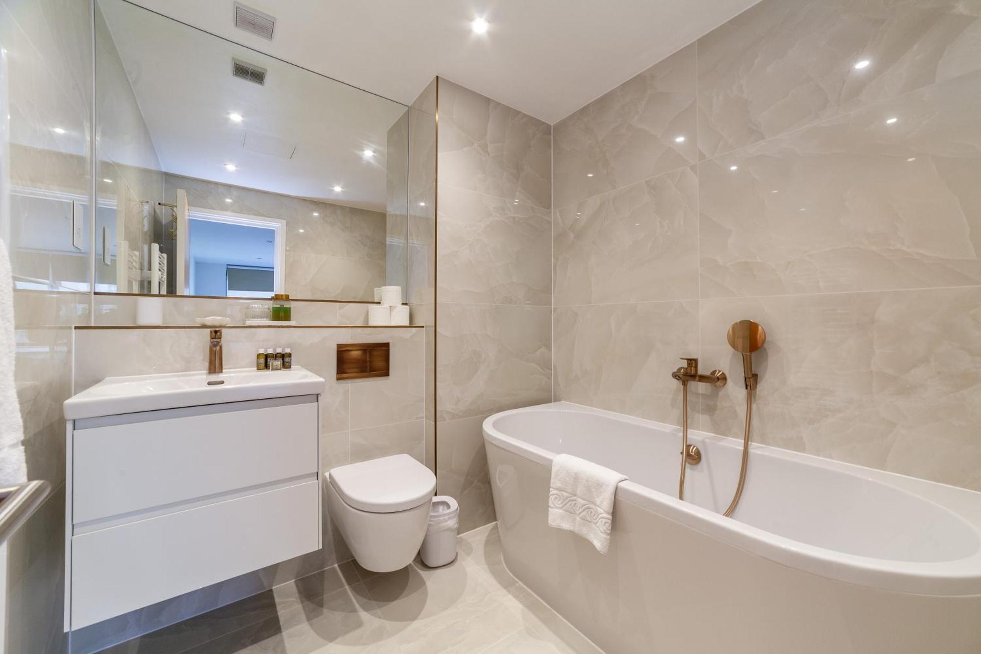 Apartment A Stylish Newly Refurbished Flat With Access *