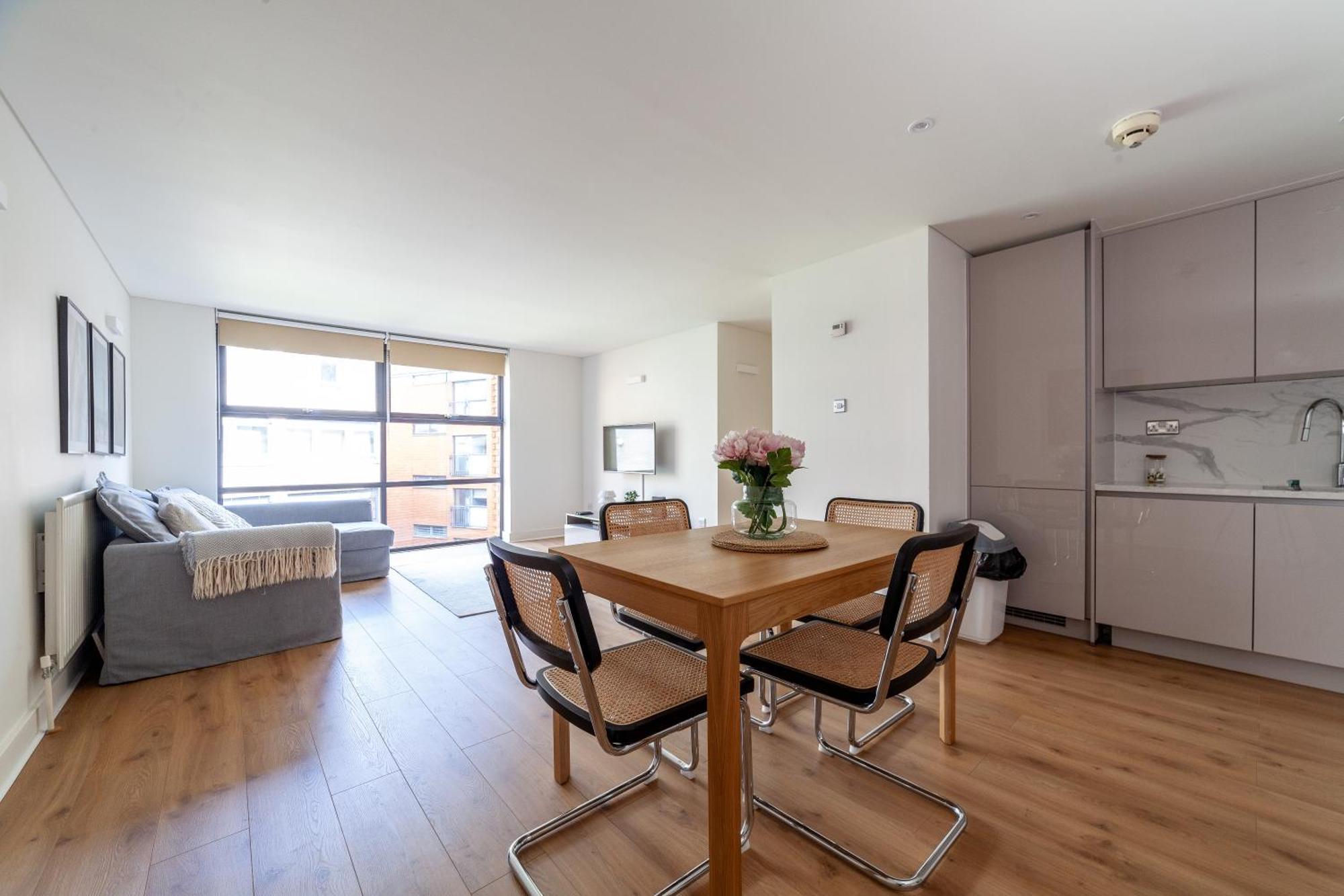 A Stylish Newly Refurbished Flat With Access Apartment London