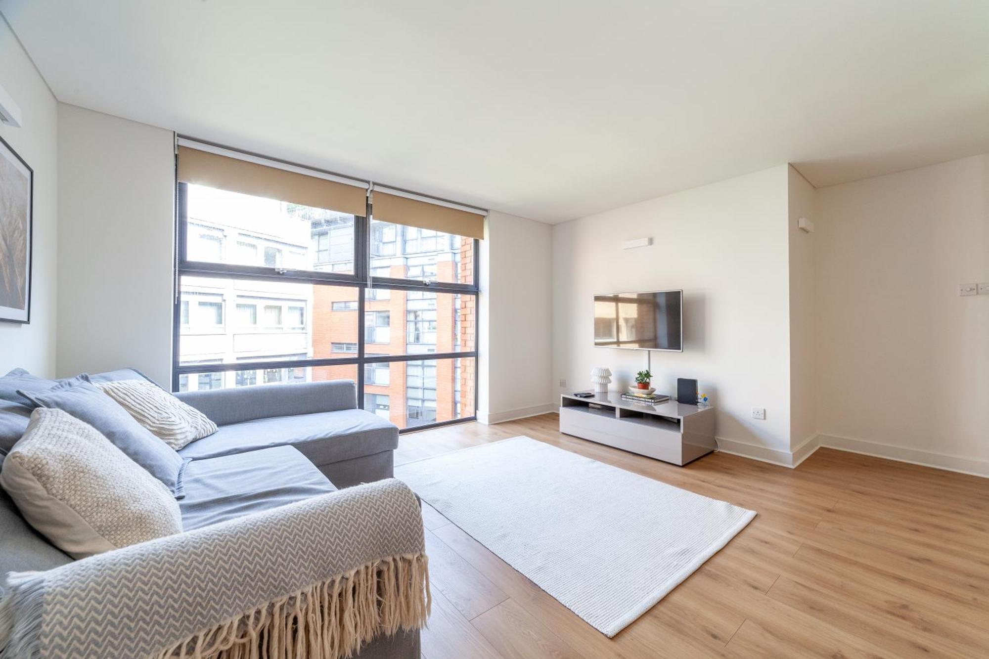 Apartment A Stylish Newly Refurbished Flat With Access *