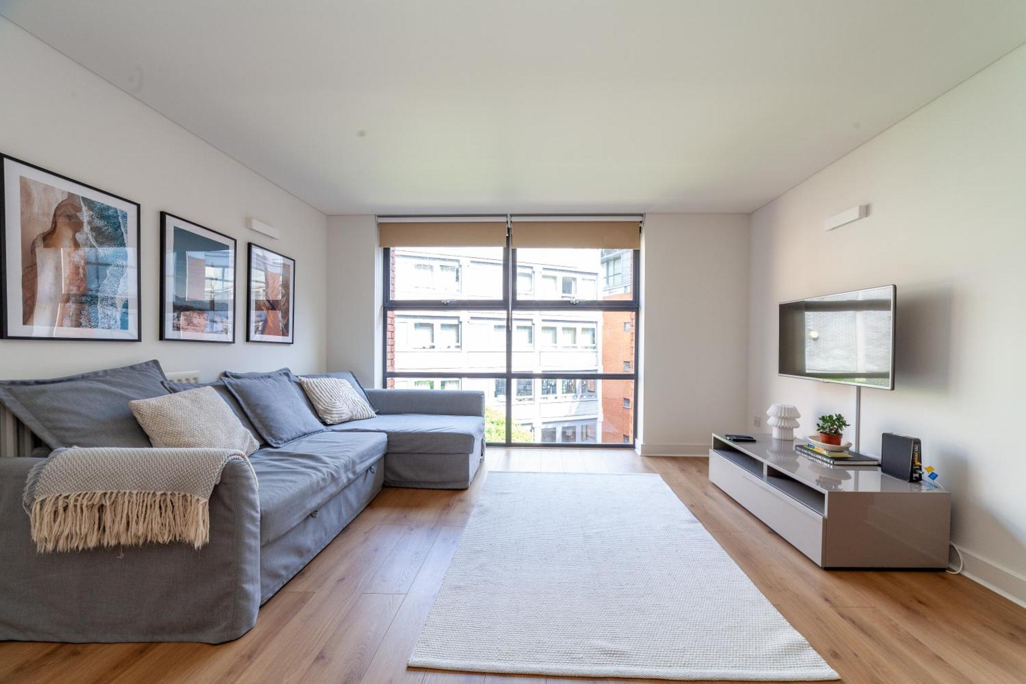 A Stylish Newly Refurbished Flat With Access Apartment London