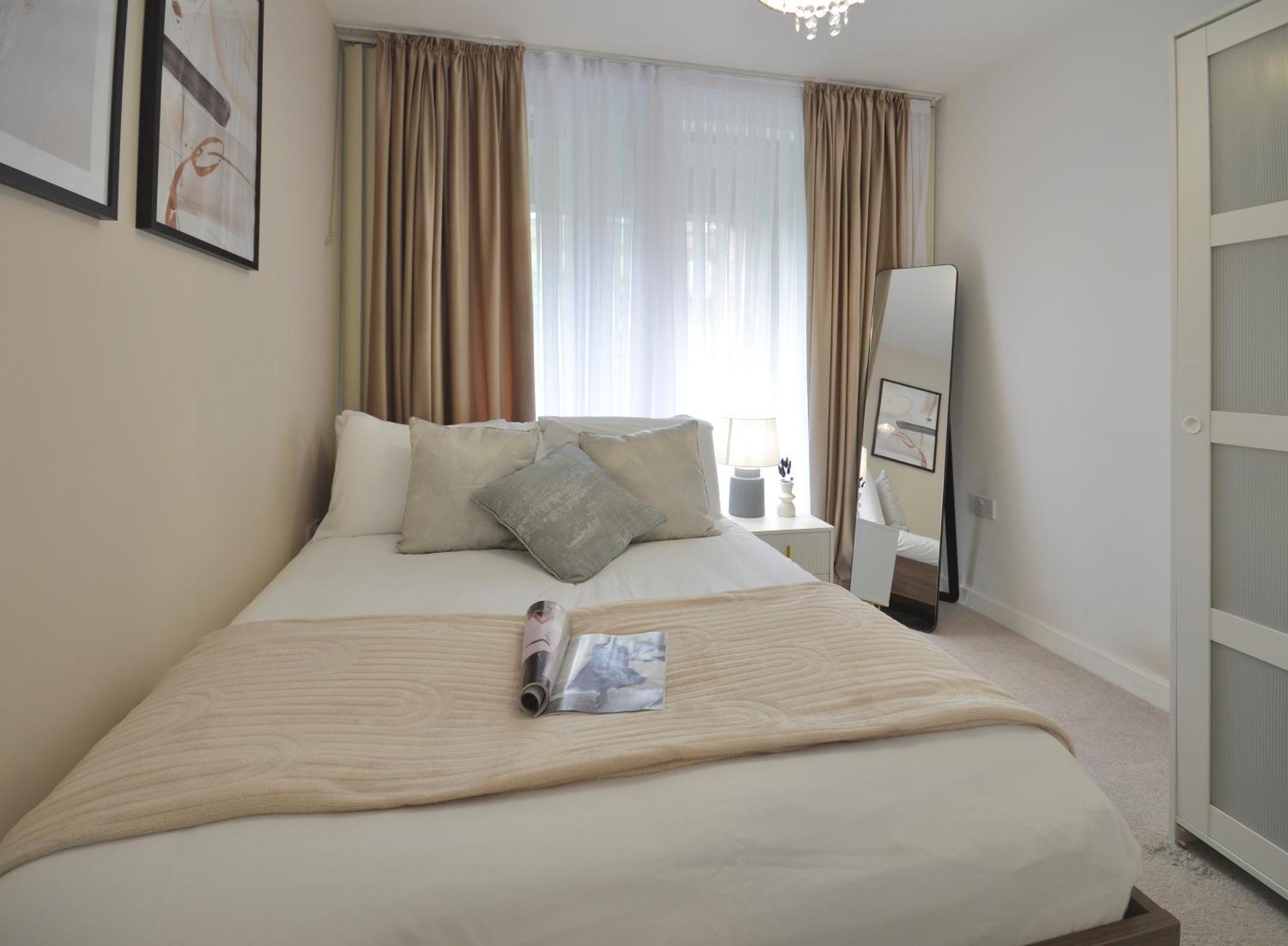 Modern 2 Bedroom Steps From Vauxhall St