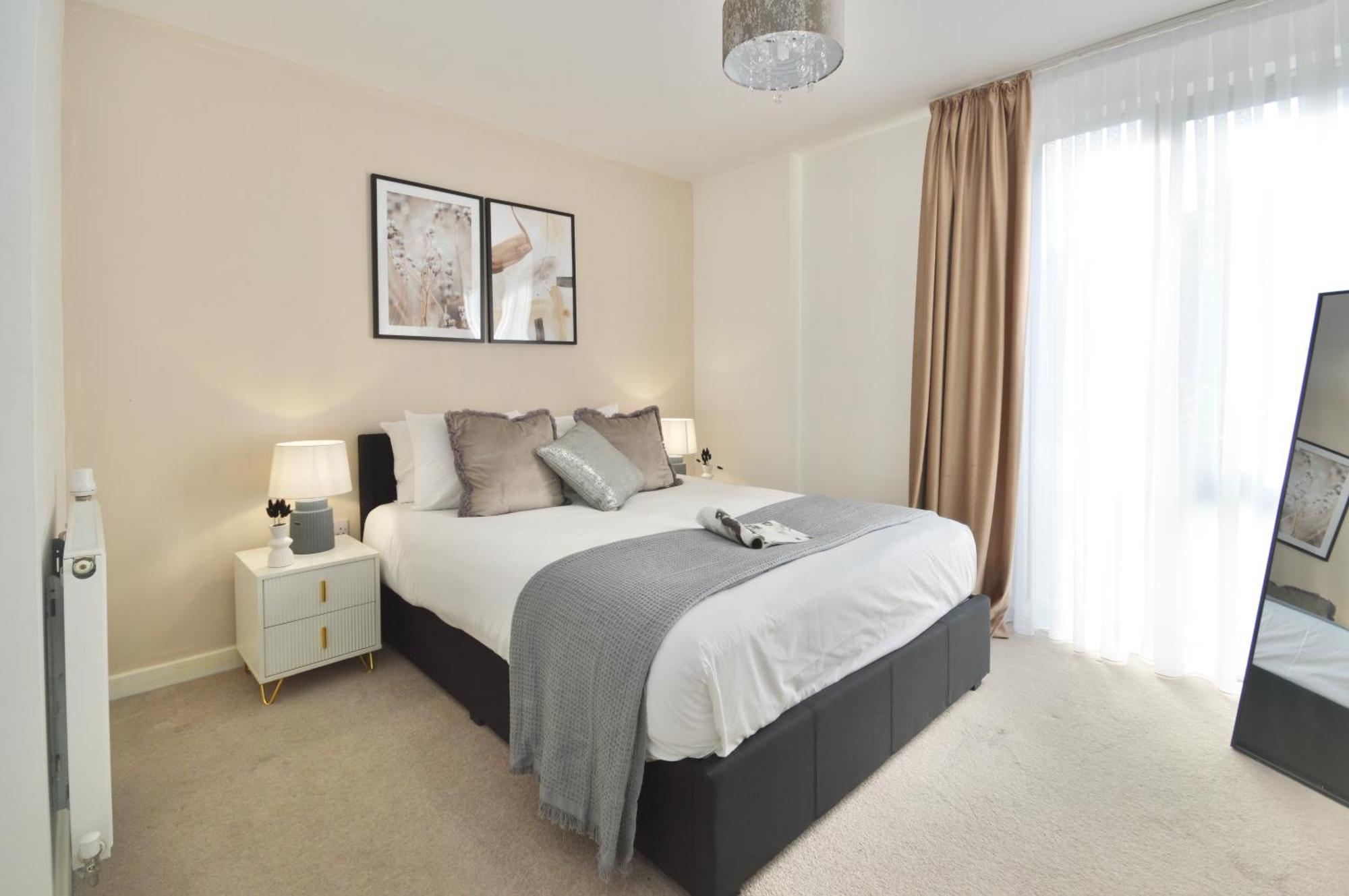 Modern 2 Bedroom Steps From Vauxhall St *