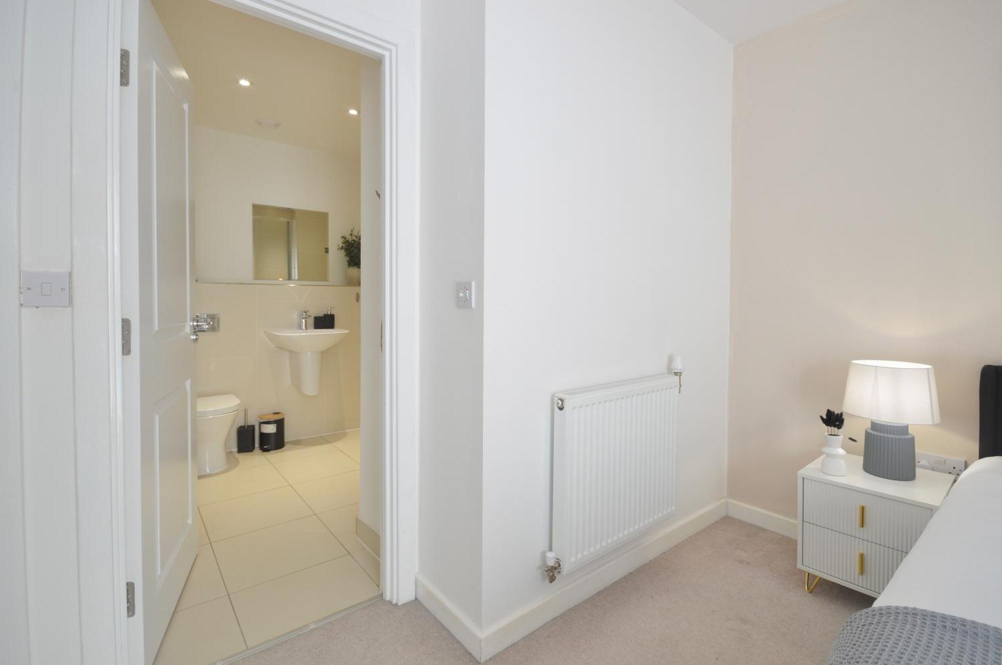 Modern 2 Bedroom Steps From Vauxhall St