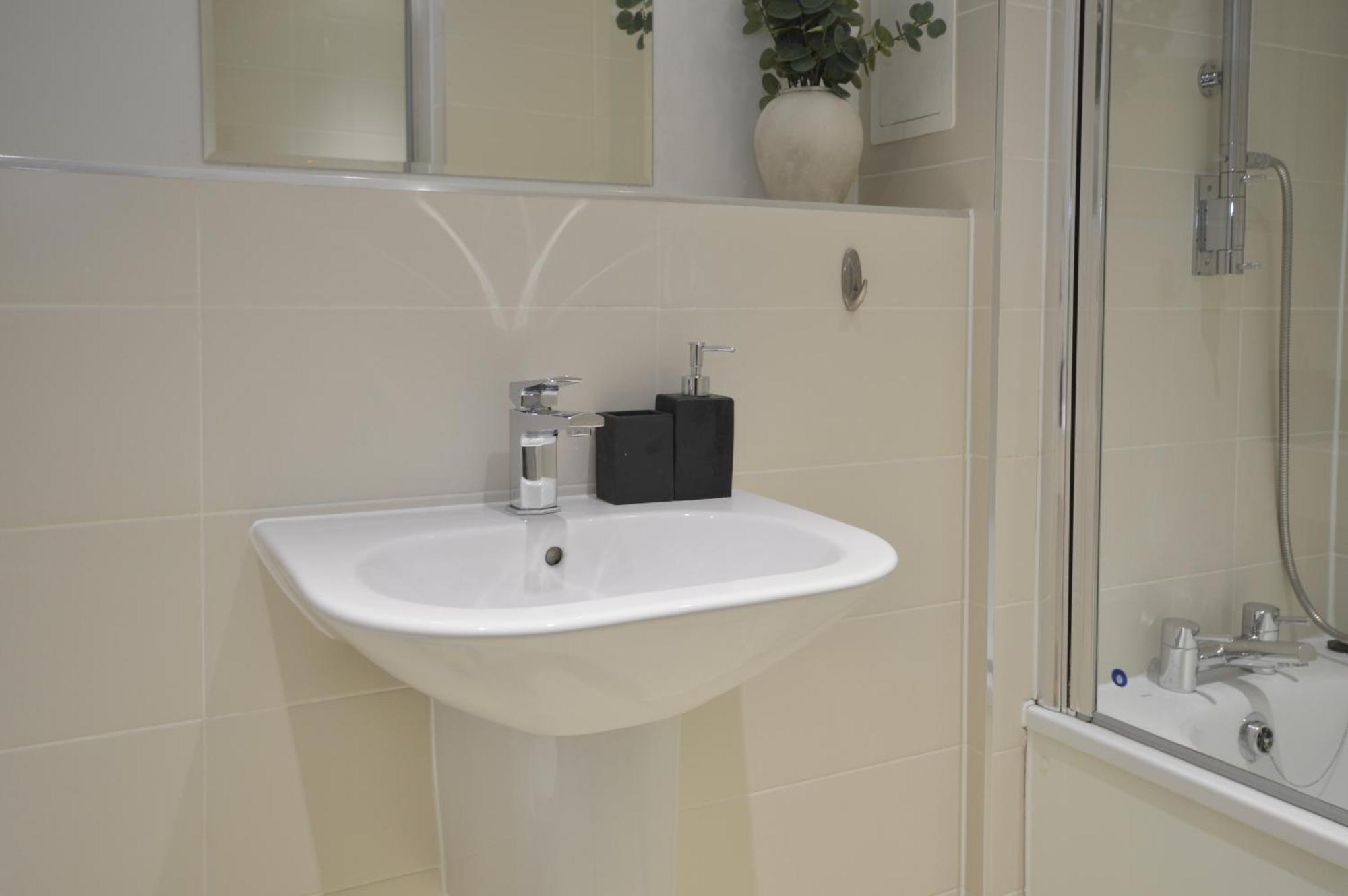 Modern 2 Bedroom Steps From Vauxhall St Apartamento Londres