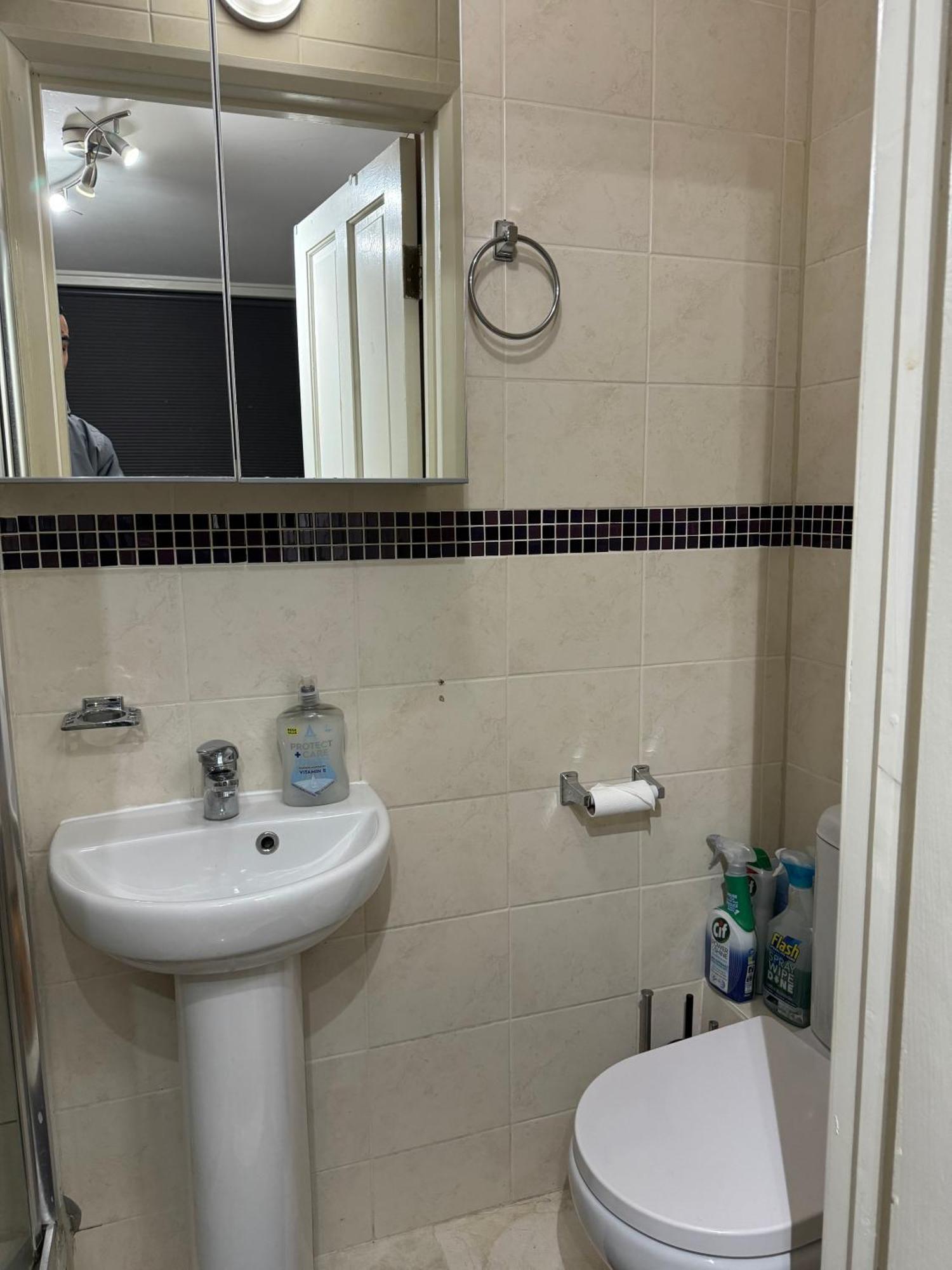 Double Bed With En-suite & Free Parking In Cricklewood Nw2 Londres