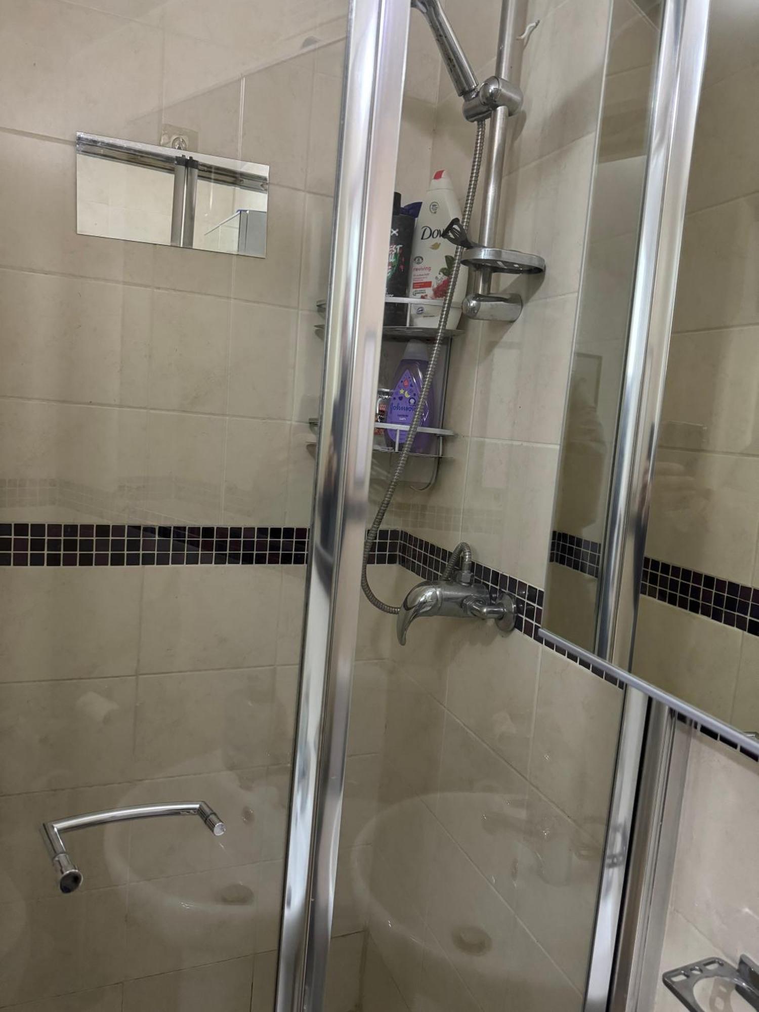 Hospedagem domiciliar Double Bed With En-suite & Free Parking In Cricklewood Nw2 *