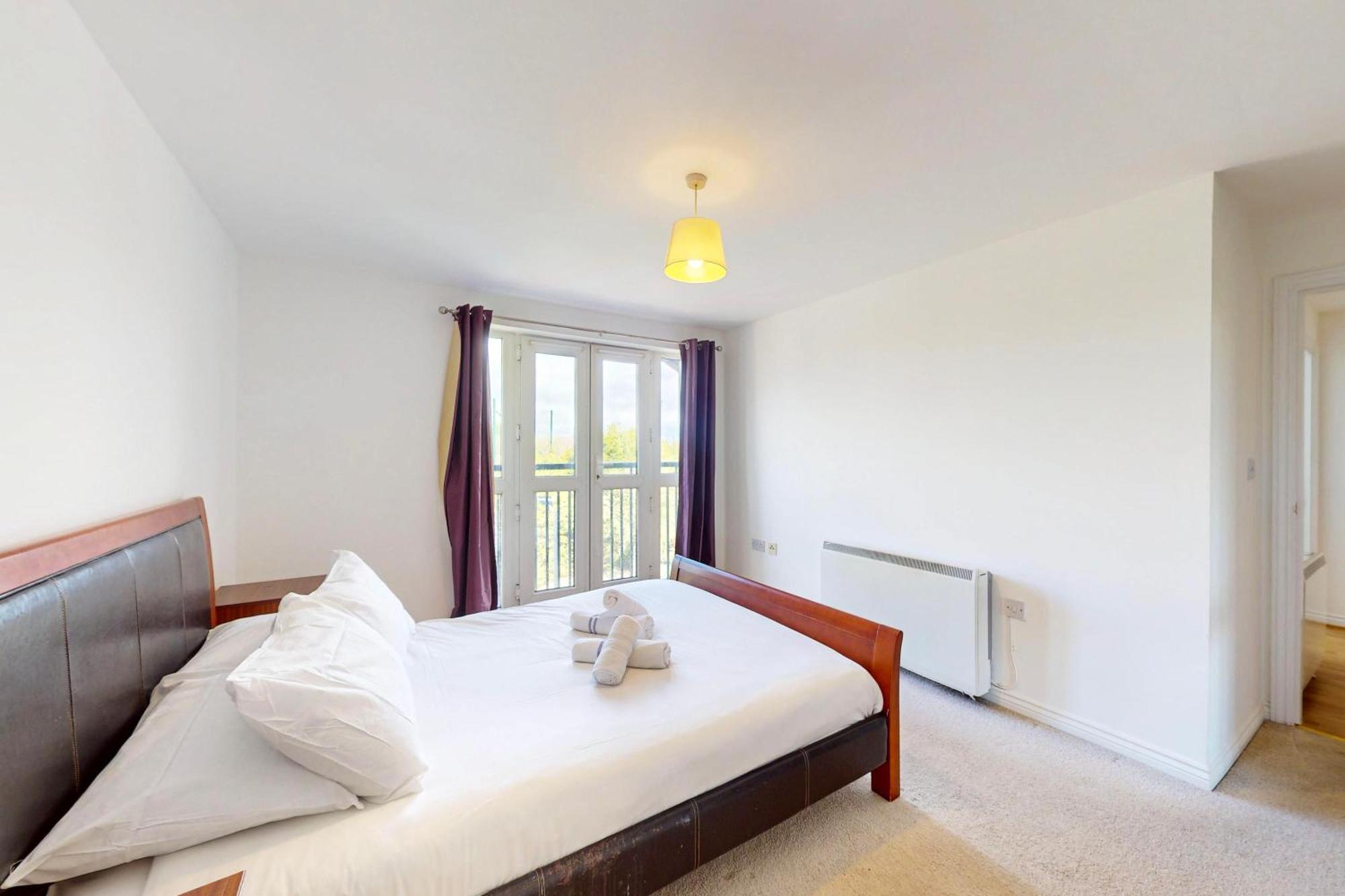 2 Bed With Free Parking & Lift - 3 Min To Station Apartment *