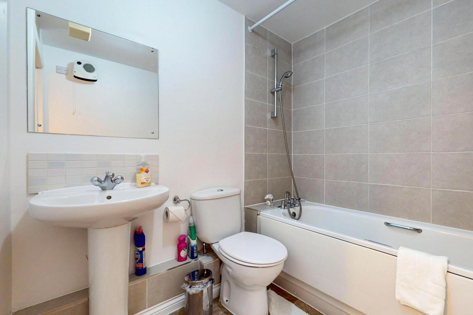 2 Bed With Free Parking & Lift - 3 Min To Station Apartment