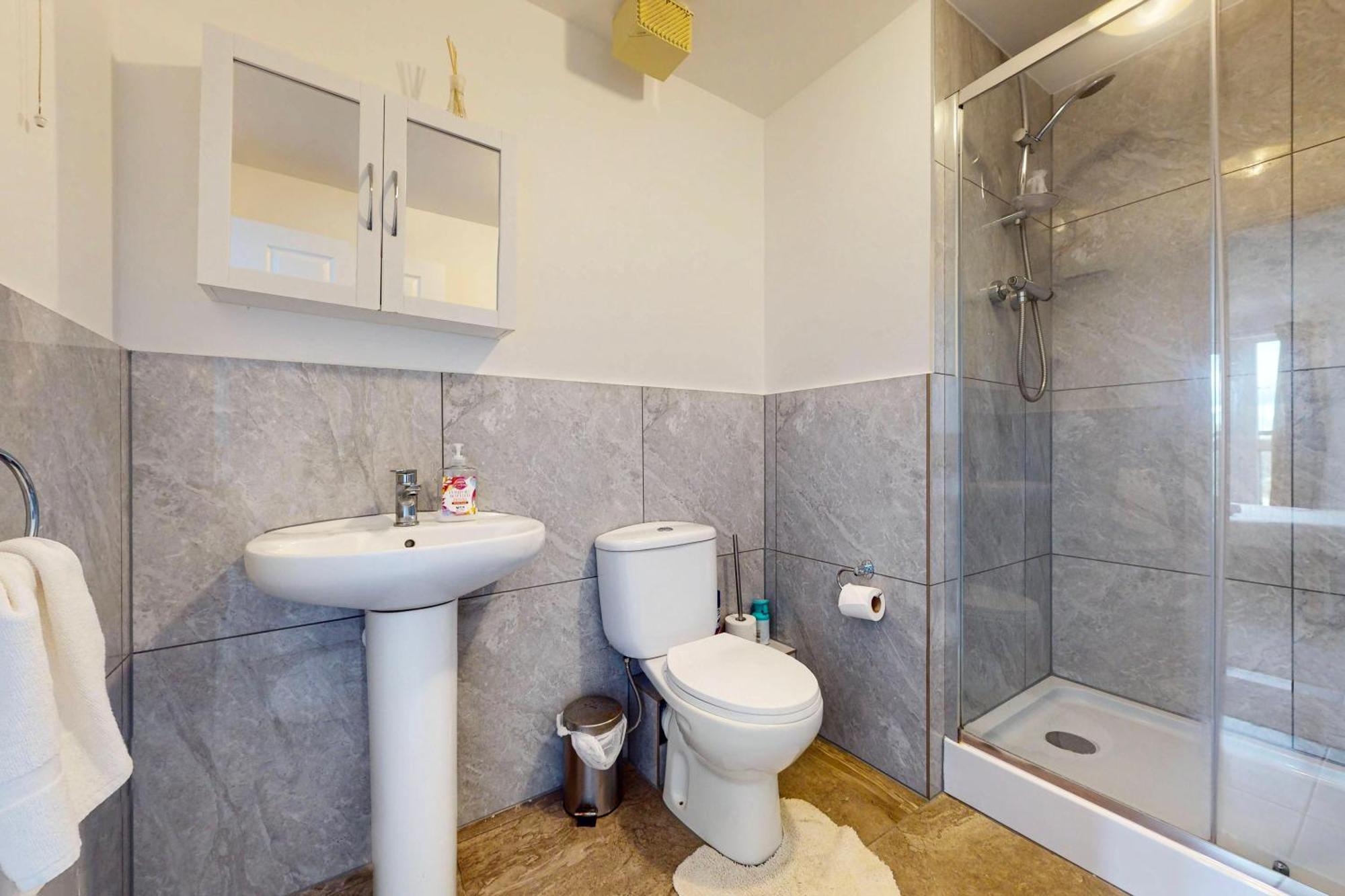 2 Bed With Free Parking & Lift - 3 Min To Station *