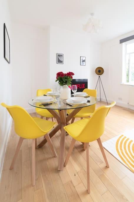 Two Bedroom By Buonomo Short Lets & Serviced In Balham With Balcony