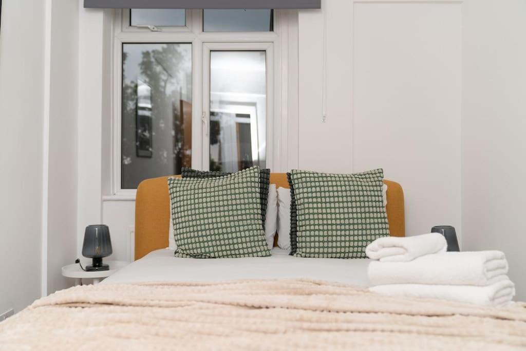 Two Bedroom By Buonomo Short Lets & Serviced In Balham With Balcony Apartment