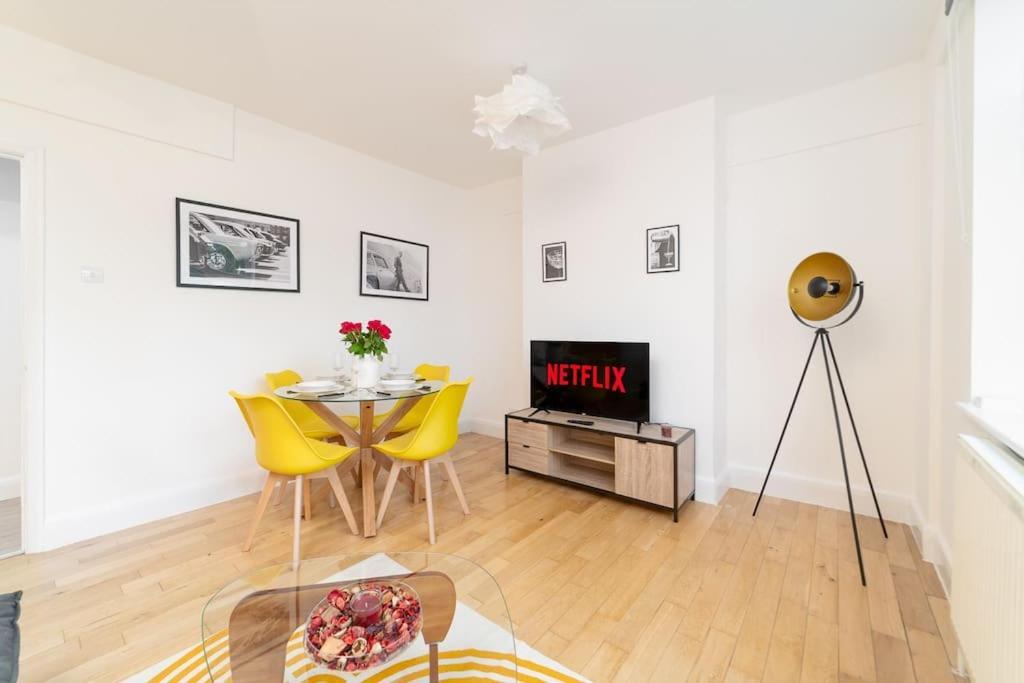Two Bedroom By Buonomo Short Lets & Serviced In Balham With Balcony Apartment *