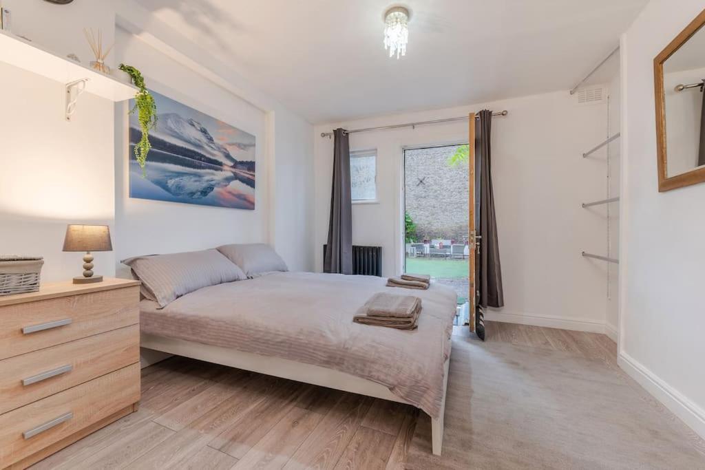 Spacious And Modern Duplex With Garden Apartment London