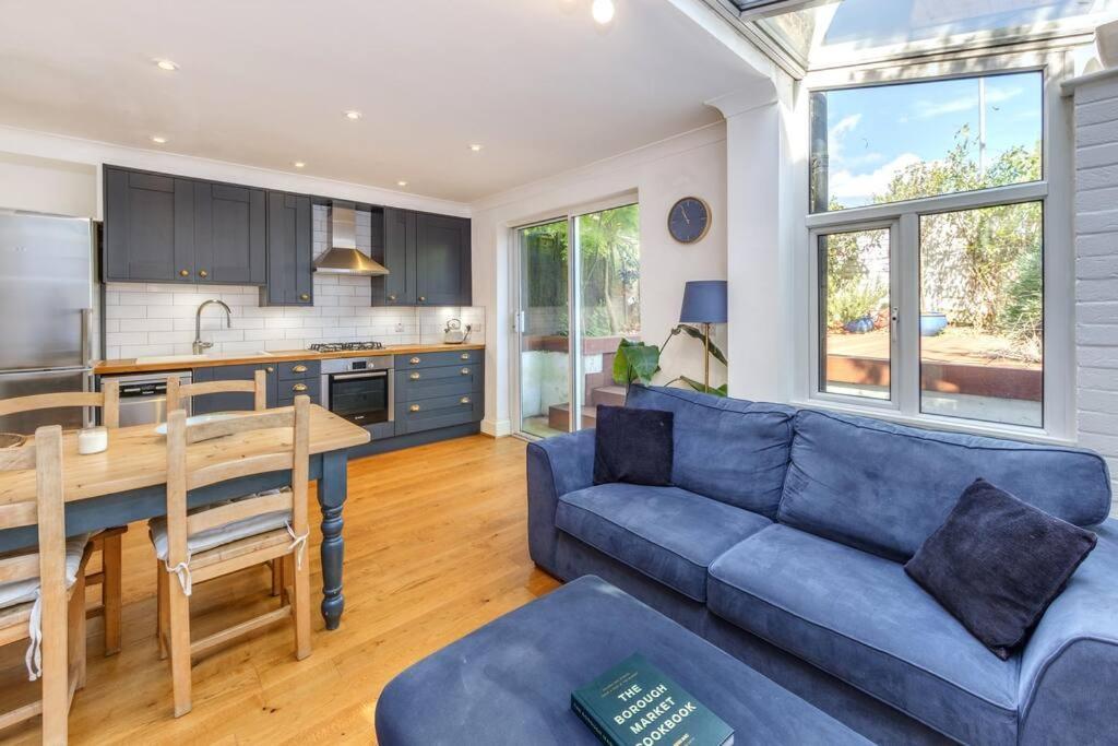 Charming Hampstead Retreat With Patio *