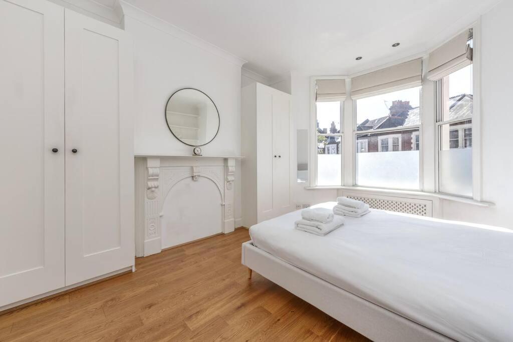 Charming Hampstead Retreat With Patio *