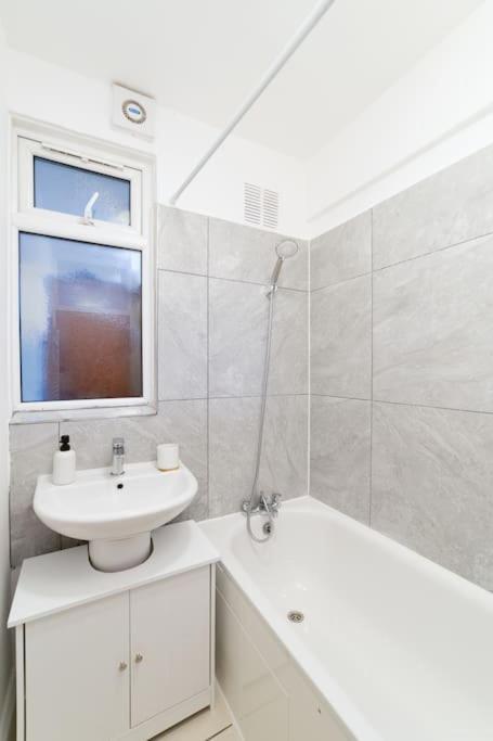Apartment Two Bedroom By Buonomo Short Lets & Serviced In Balham With Balcony *