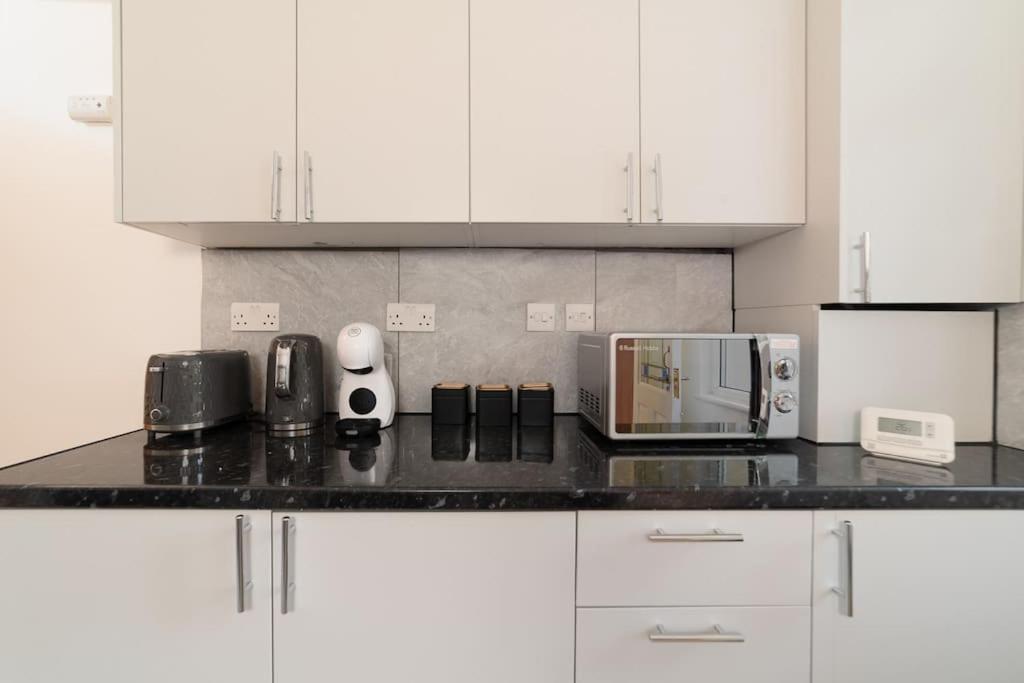 Two Bedroom By Buonomo Short Lets & Serviced In Balham With Balcony Apartment