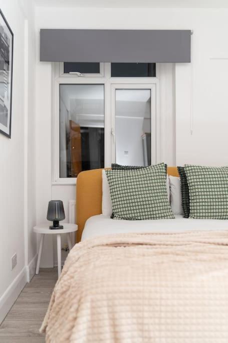 Apartment Two Bedroom By Buonomo Short Lets & Serviced In Balham With Balcony *