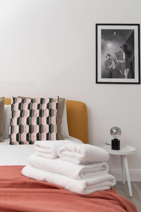 Apartment Two Bedroom By Buonomo Short Lets & Serviced In Balham With Balcony *