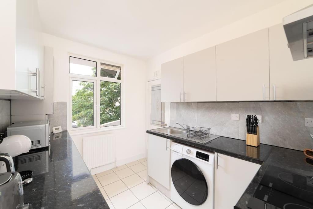Two Bedroom By Buonomo Short Lets & Serviced In Balham With Balcony * London