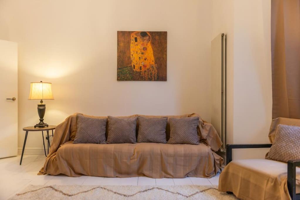 Spacious And Modern Duplex With Garden Apartment