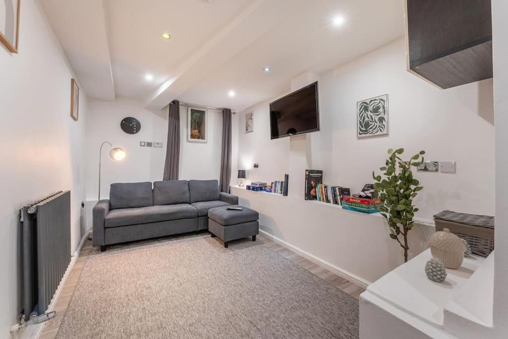 Spacious And Modern Duplex With Garden Apartment