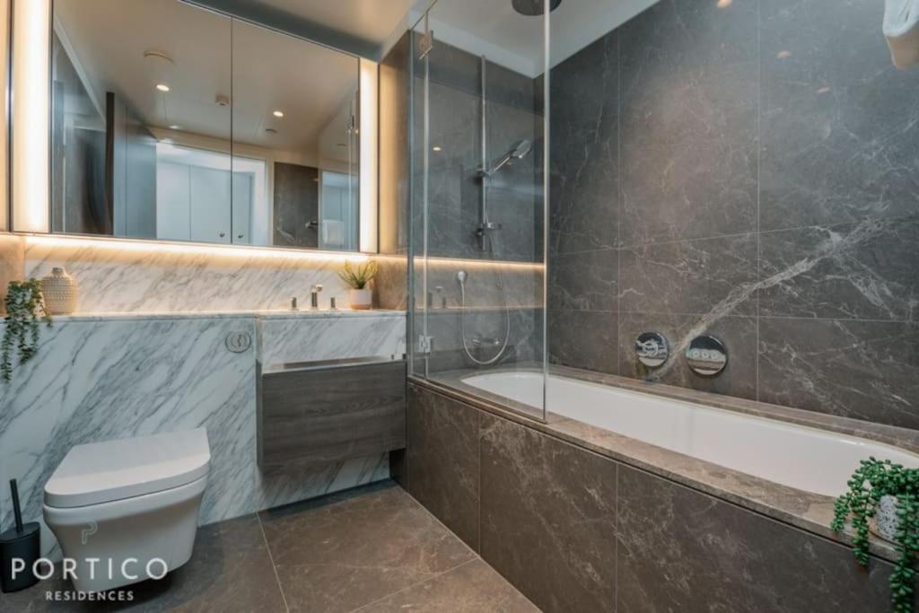 Stunning 2-bed With Pool In Nine Elms Apartment