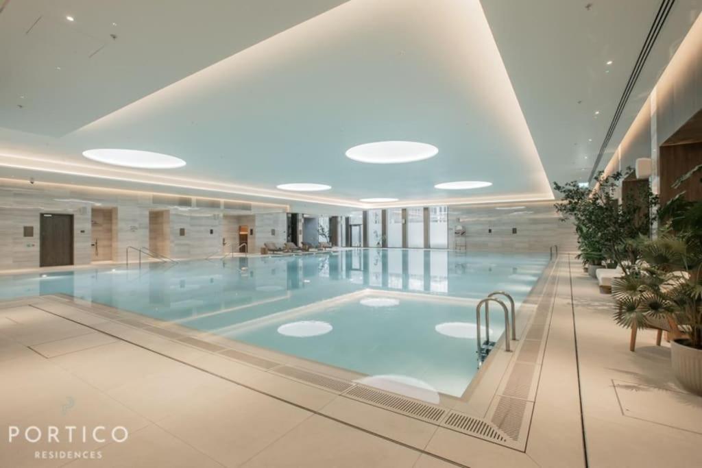 Stunning 2-bed With Pool In Nine Elms Apartment *
