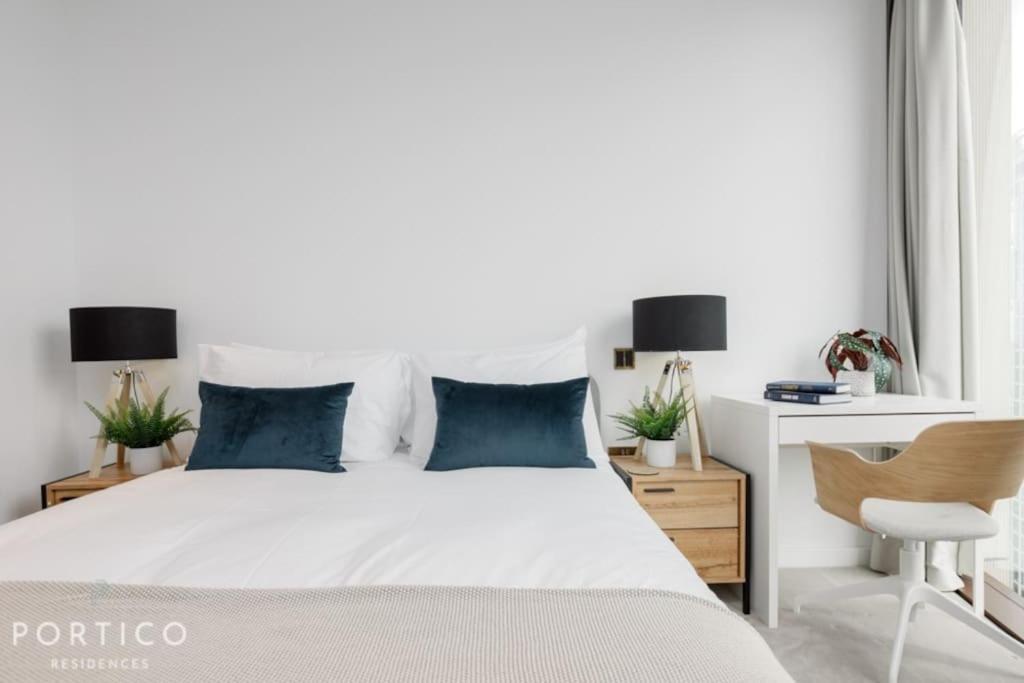 Stunning 2-bed With Pool In Nine Elms Apartment