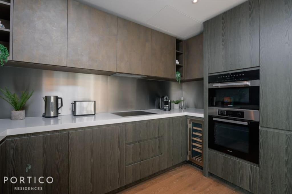 Stunning 2-bed With Pool In Nine Elms Apartment *
