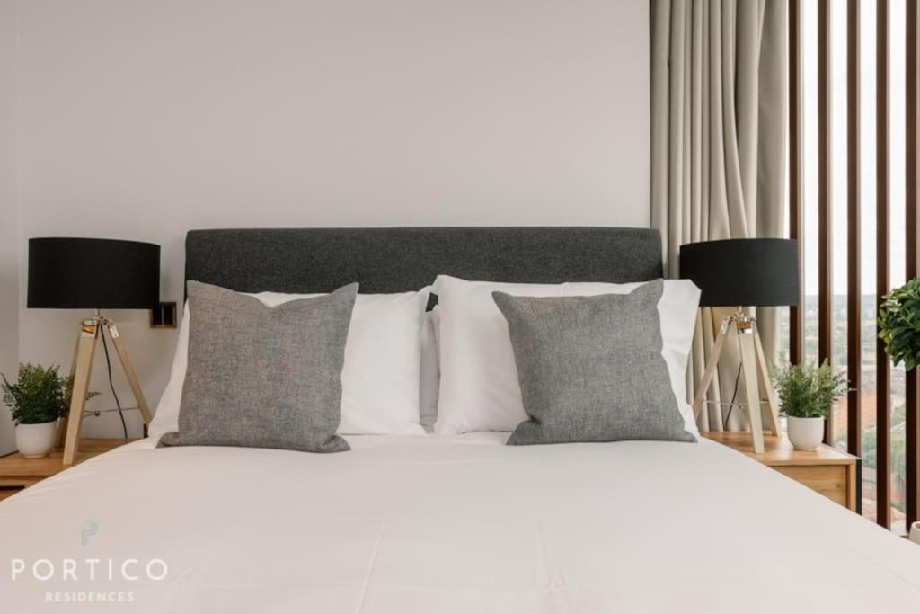 Stunning 2-bed With Pool In Nine Elms * London