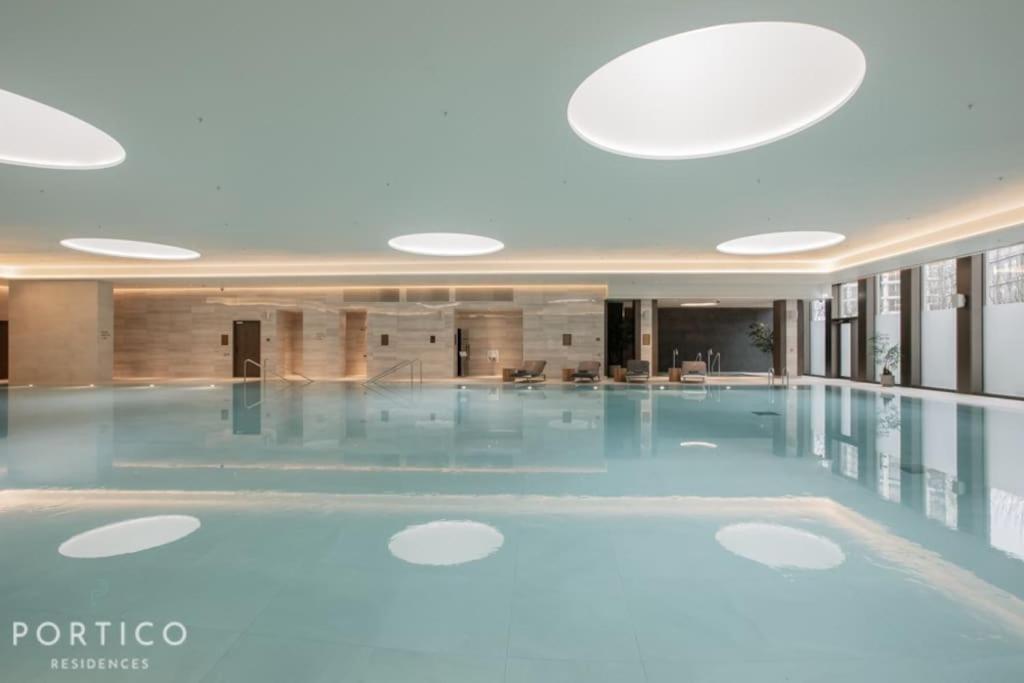 Stunning 2-bed With Pool In Nine Elms Apartment