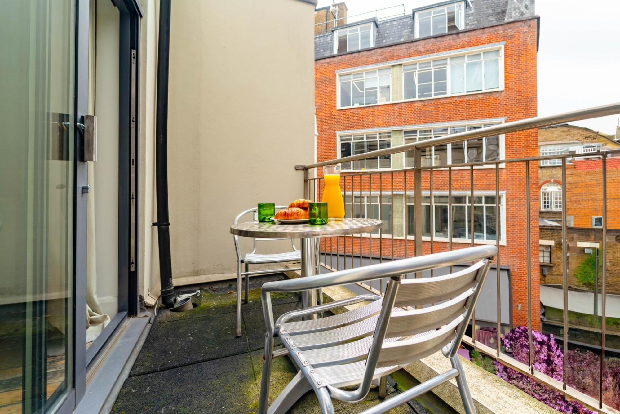 Spacious With A Balcony In Prime Location In Farringdon Apartment