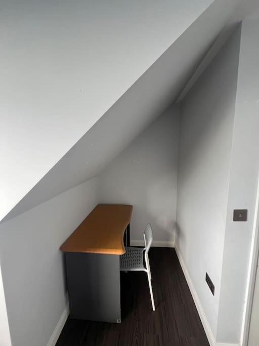 Apartment 4 Guest Penthouse In Cricklewood Near Tube