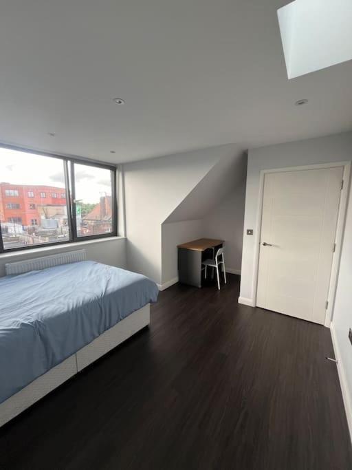 4 Guest Penthouse In Cricklewood Near Tube Apartment *