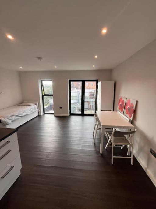 4 Guest Penthouse In Cricklewood Near Tube Apartment *