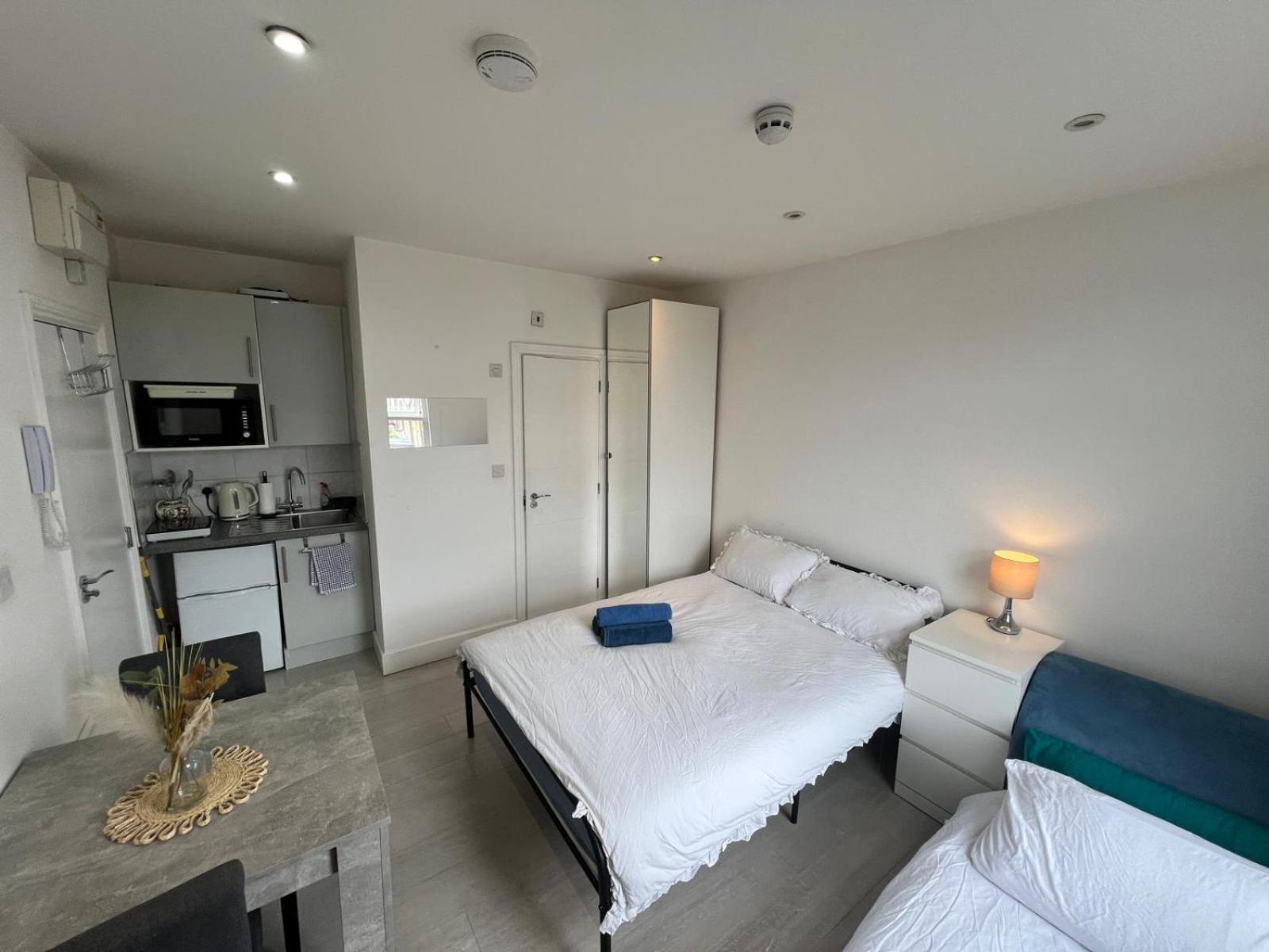 Small Flat Uxbridge Road *