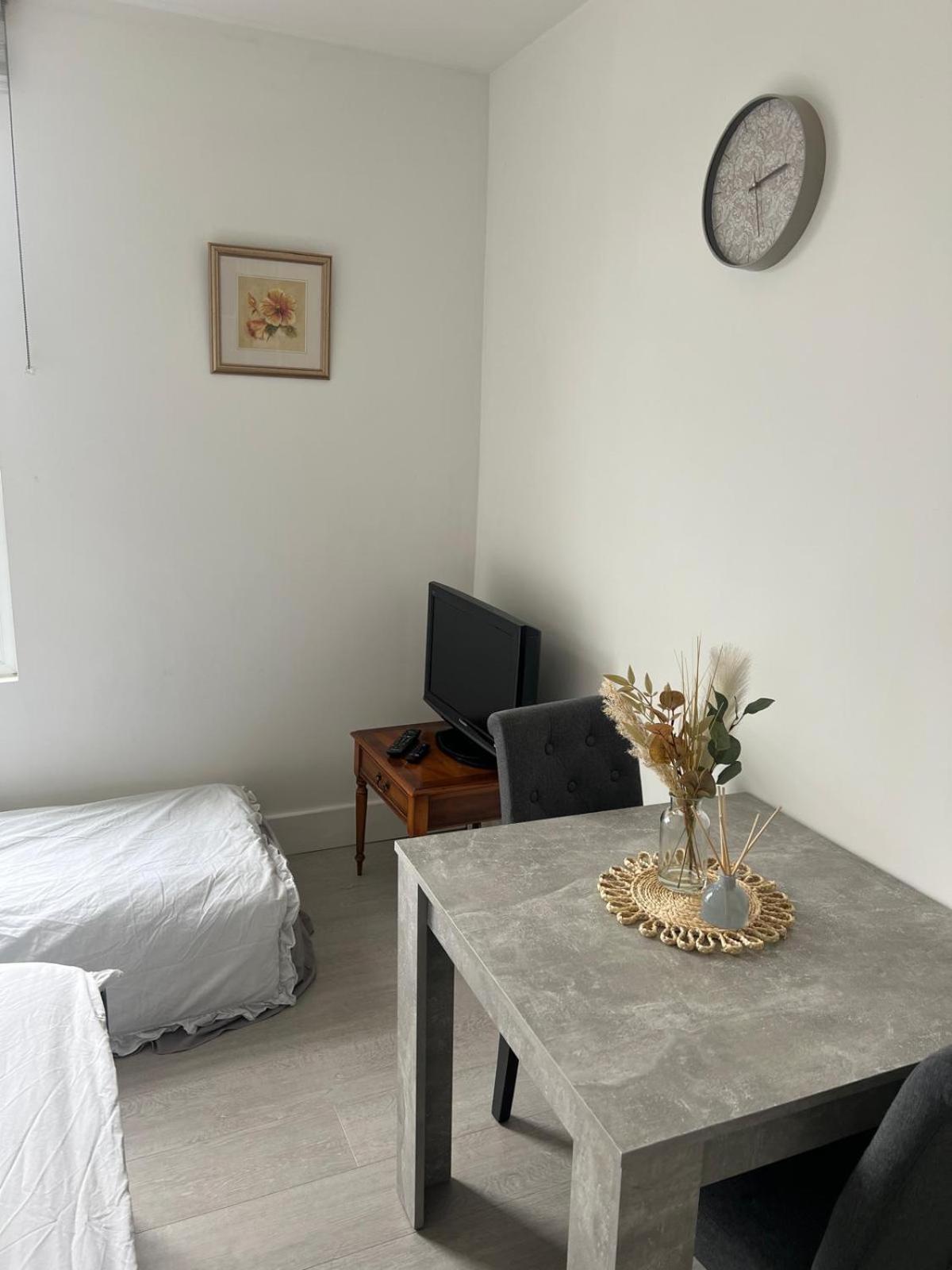 Small Flat Uxbridge Road Apartment