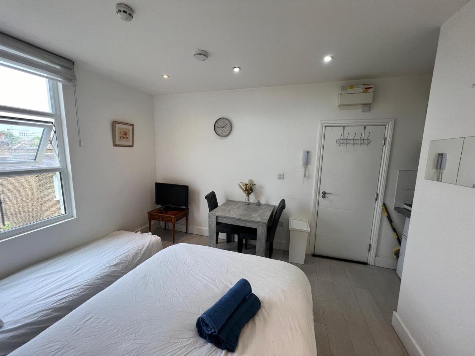 Apartment Small Flat Uxbridge Road