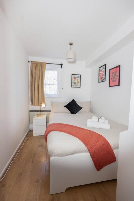 Tranquil 2 Bed Near Downtown & Free Parking Apartment London