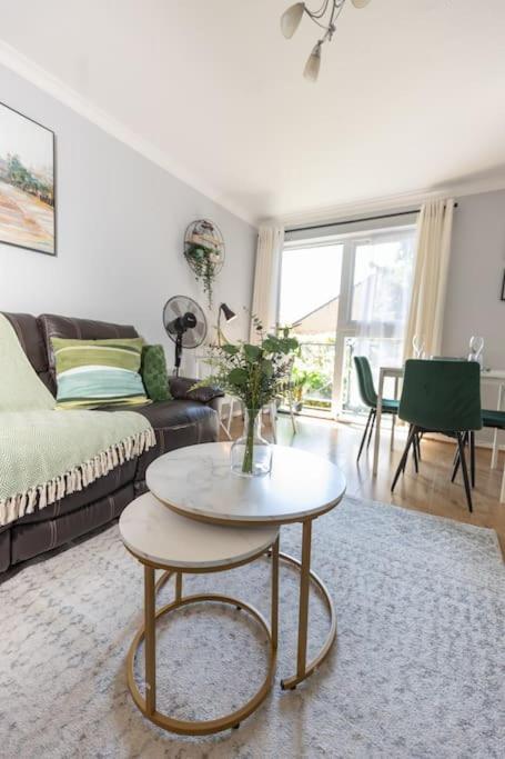 Tranquil 2 Bed Near Downtown & Free Parking London