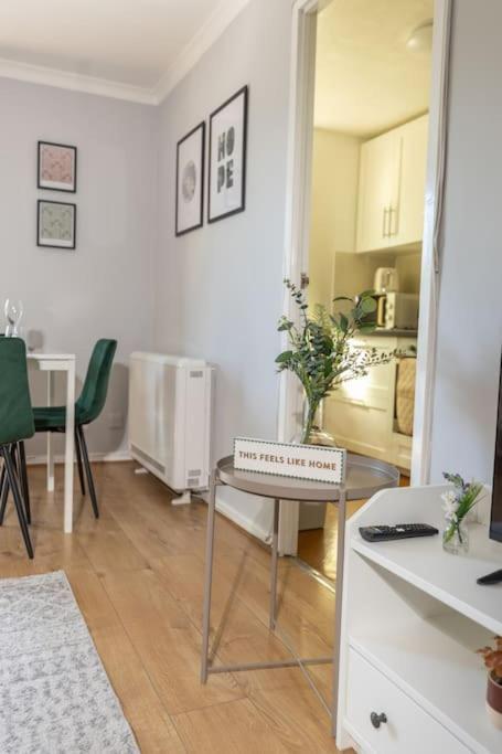 Apartment Tranquil 2 Bed Near Downtown & Free Parking London